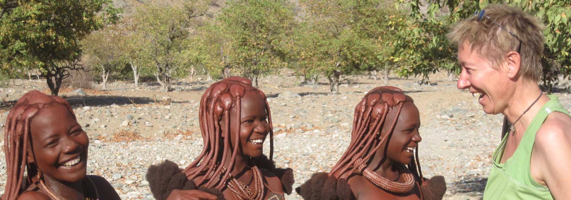 Himba und Touristen im Kaokoveld