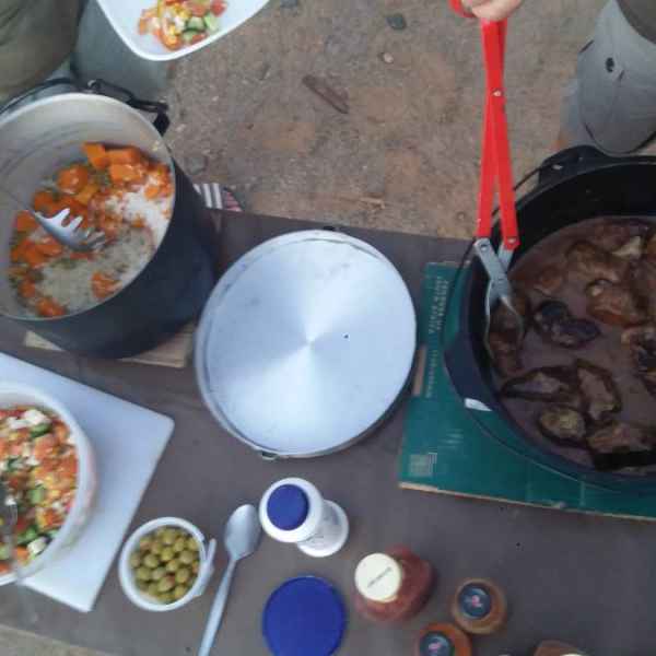 Zubereitung des Abendessens auf Campingtour