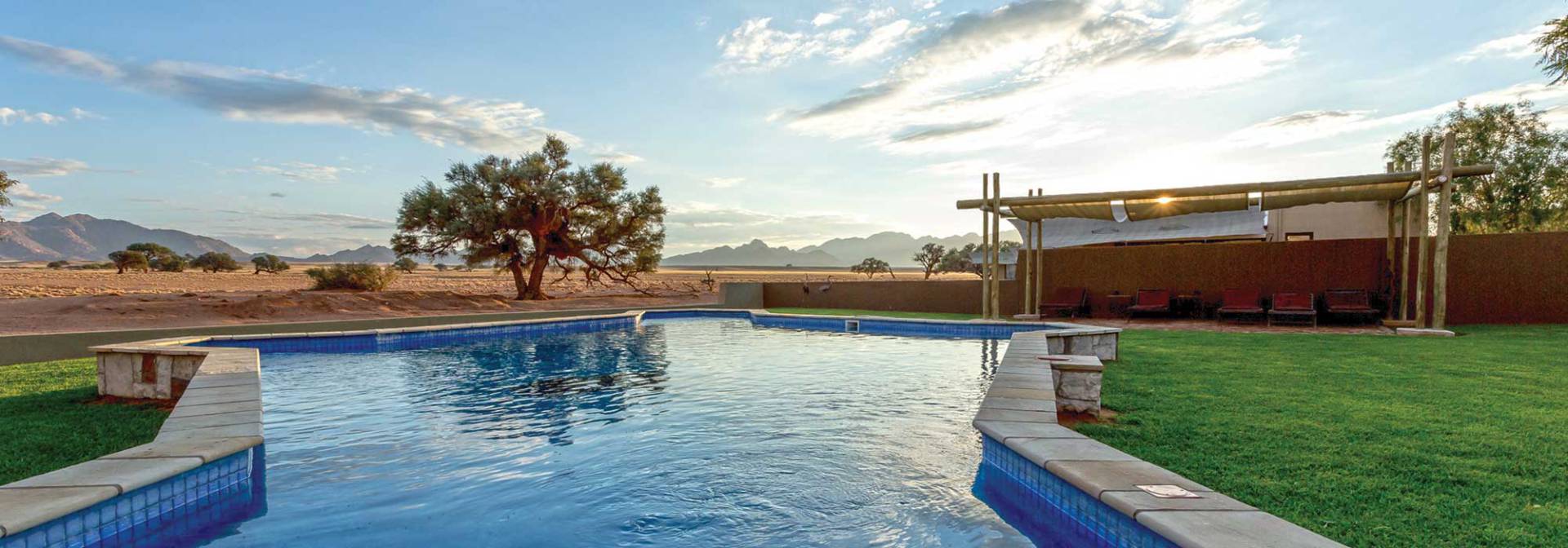 Lodge mit Swimmingpool in der Namib